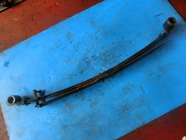 リーフスプリングAy(後左)