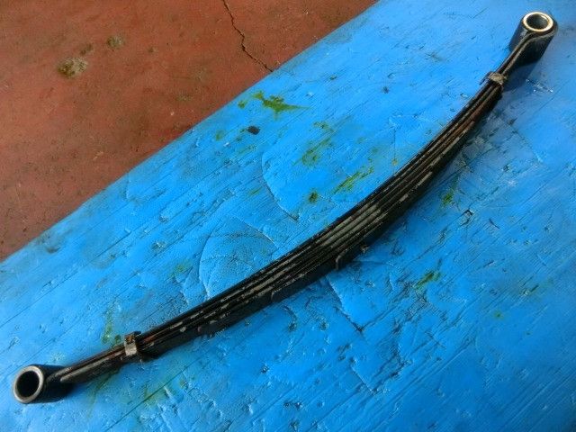 リーフスプリングAy(前左)